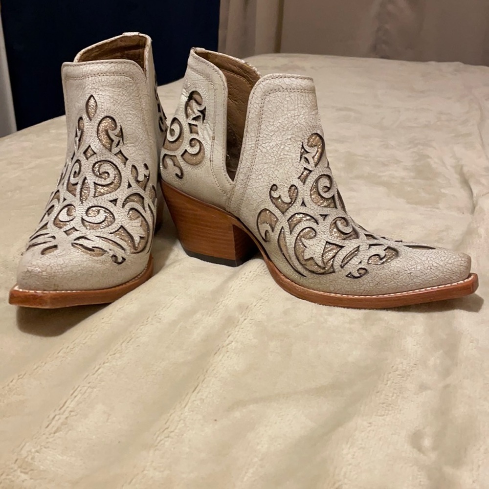 Ariat cowgirl boots